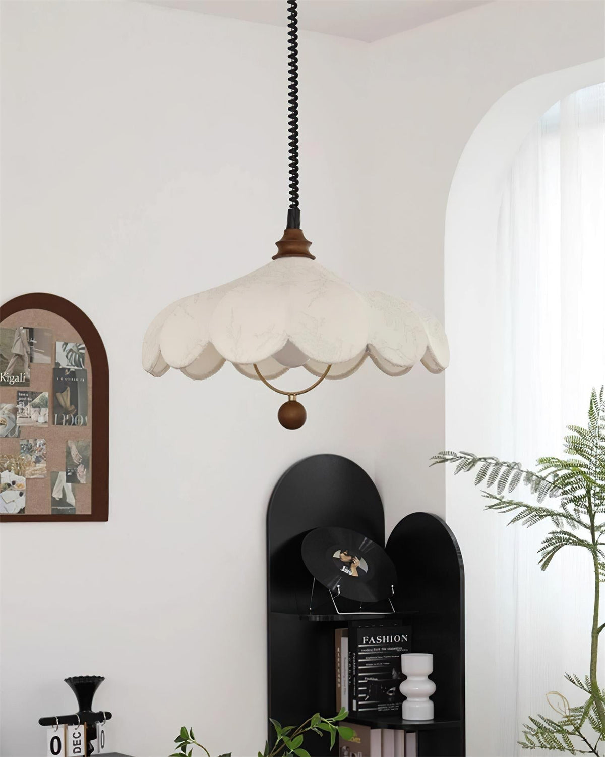 Lampă suspendată Petals cu model floral vintage și eleganță franceză, în formă de petală