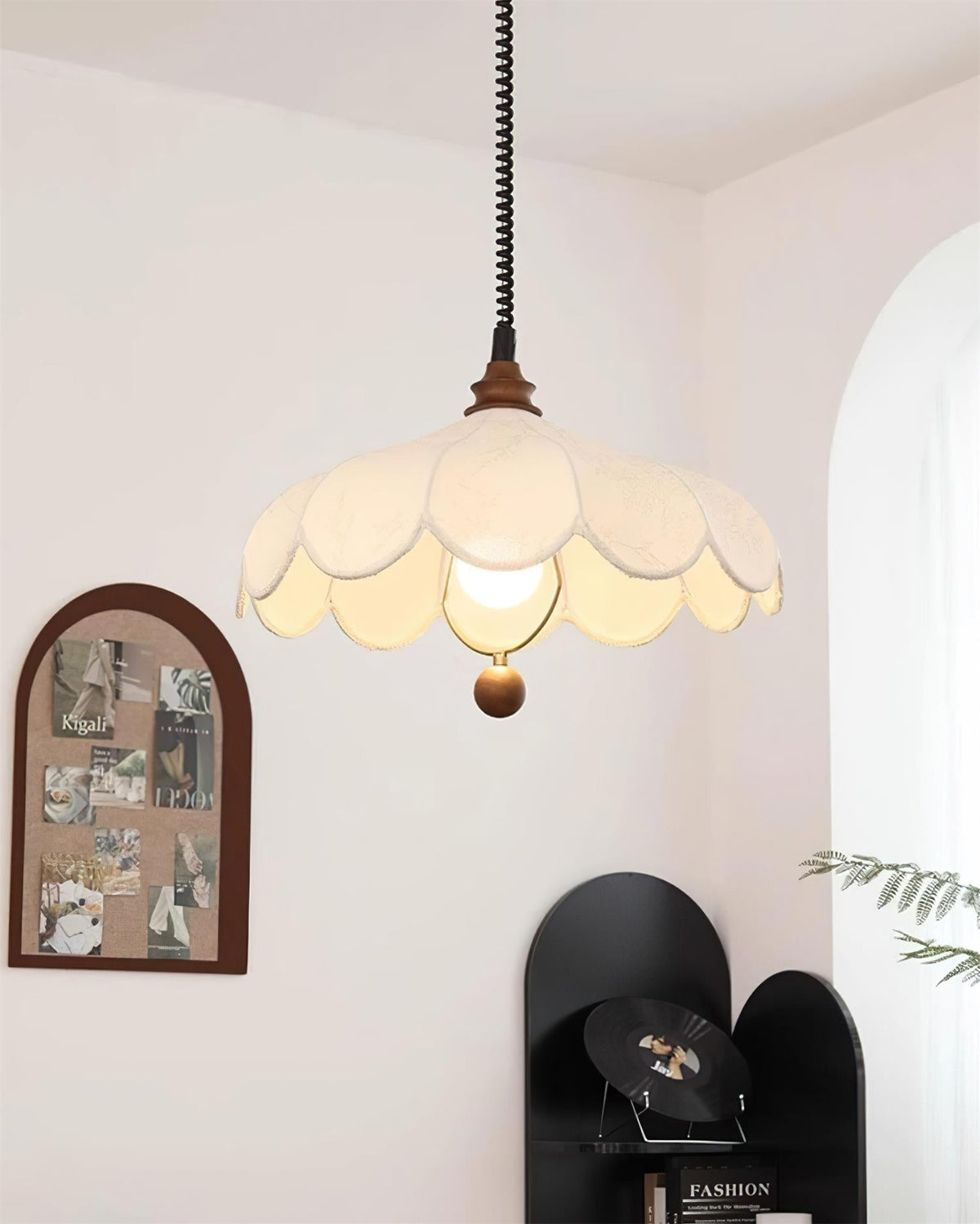 Lampă suspendată Petals cu model floral vintage și eleganță franceză, în formă de petală