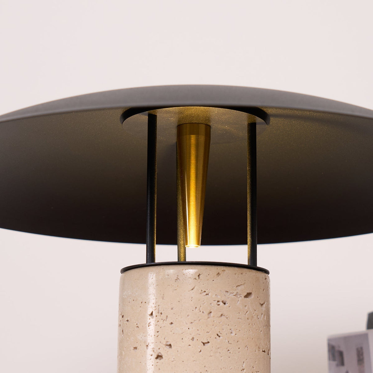 Eara Disc-Pillar lampă de masă din travertin