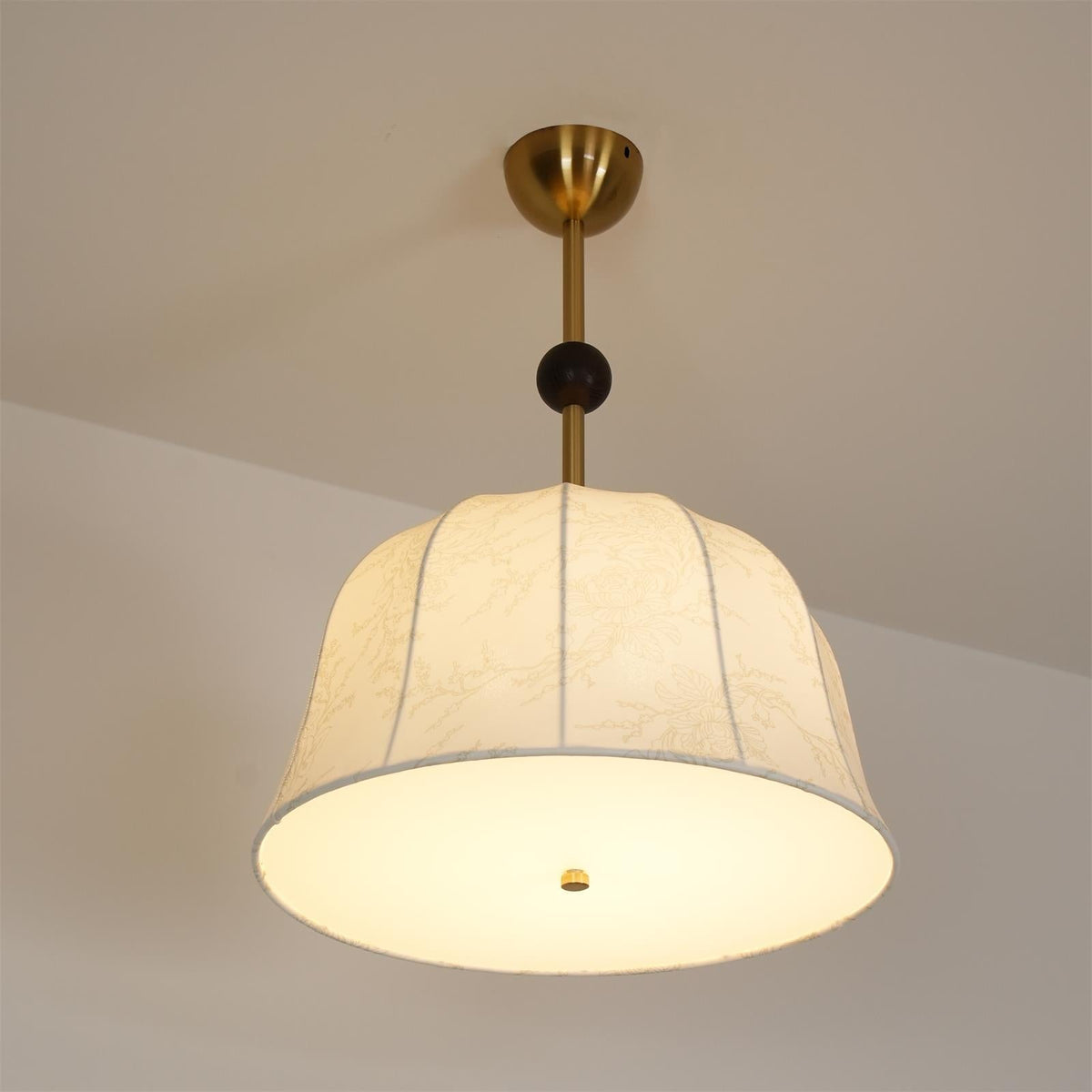 Plafonieră din țesătură, metal și lemn pentru interioare elegante calde