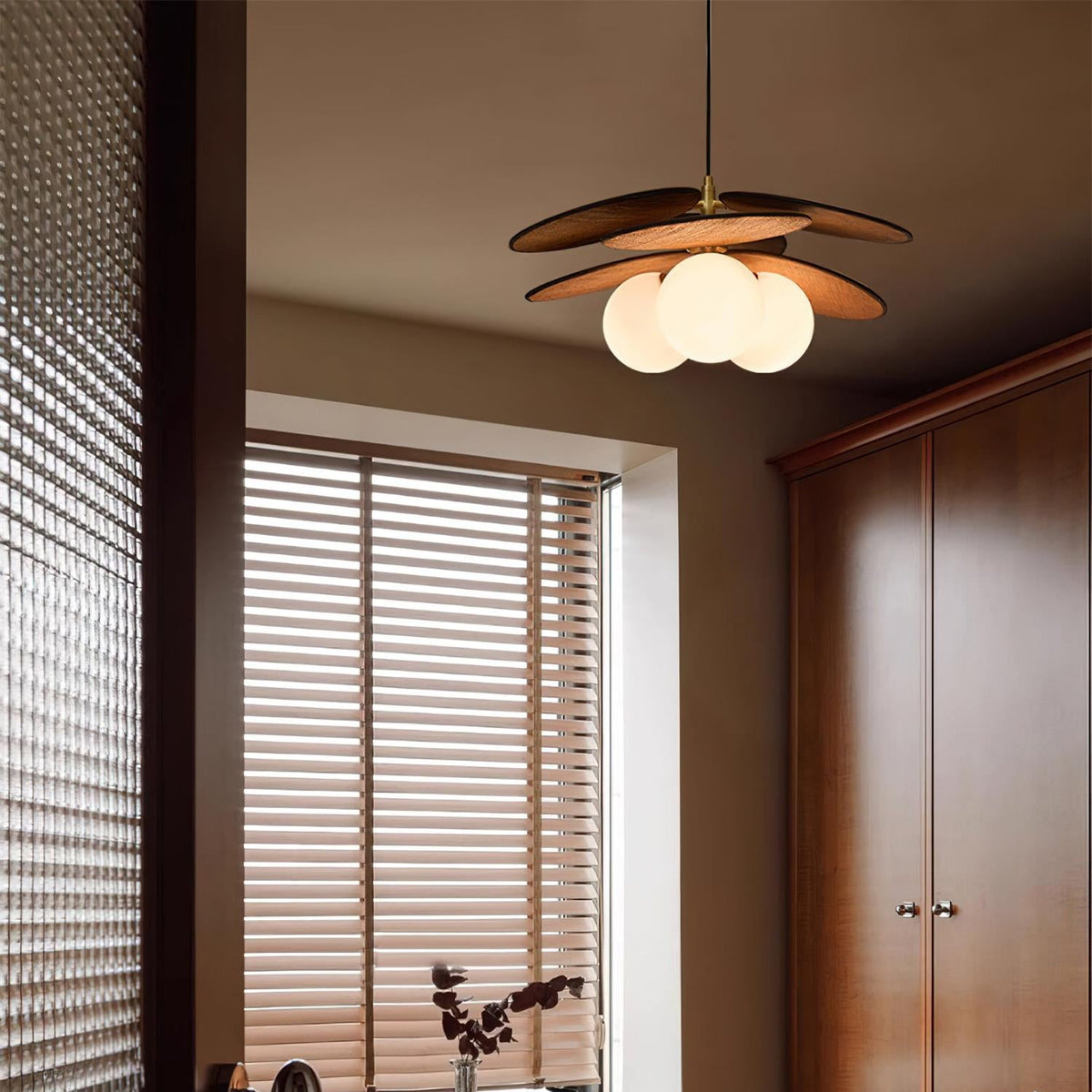 Elvo lampă suspendată din lemn, cu petale