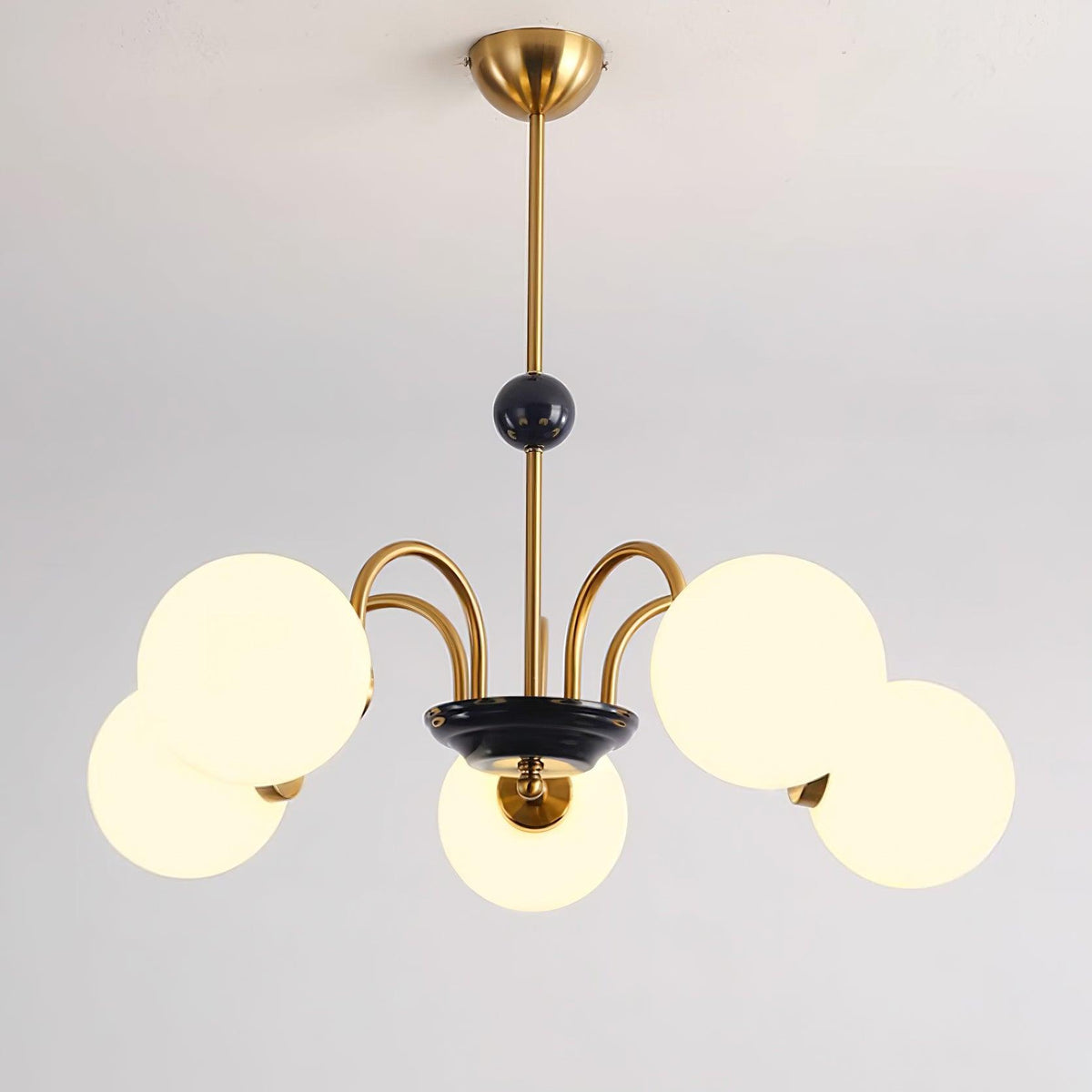 Candelabru cu brațe curbate și abajuri sferice, stil modern retro, pentru sufragerie