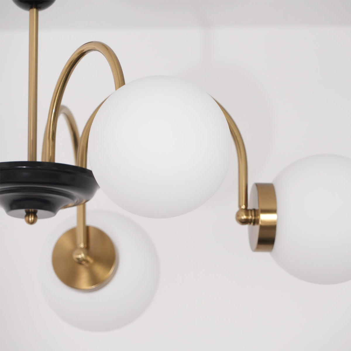 Candelabru cu brațe curbate și abajuri sferice, stil modern retro, pentru sufragerie