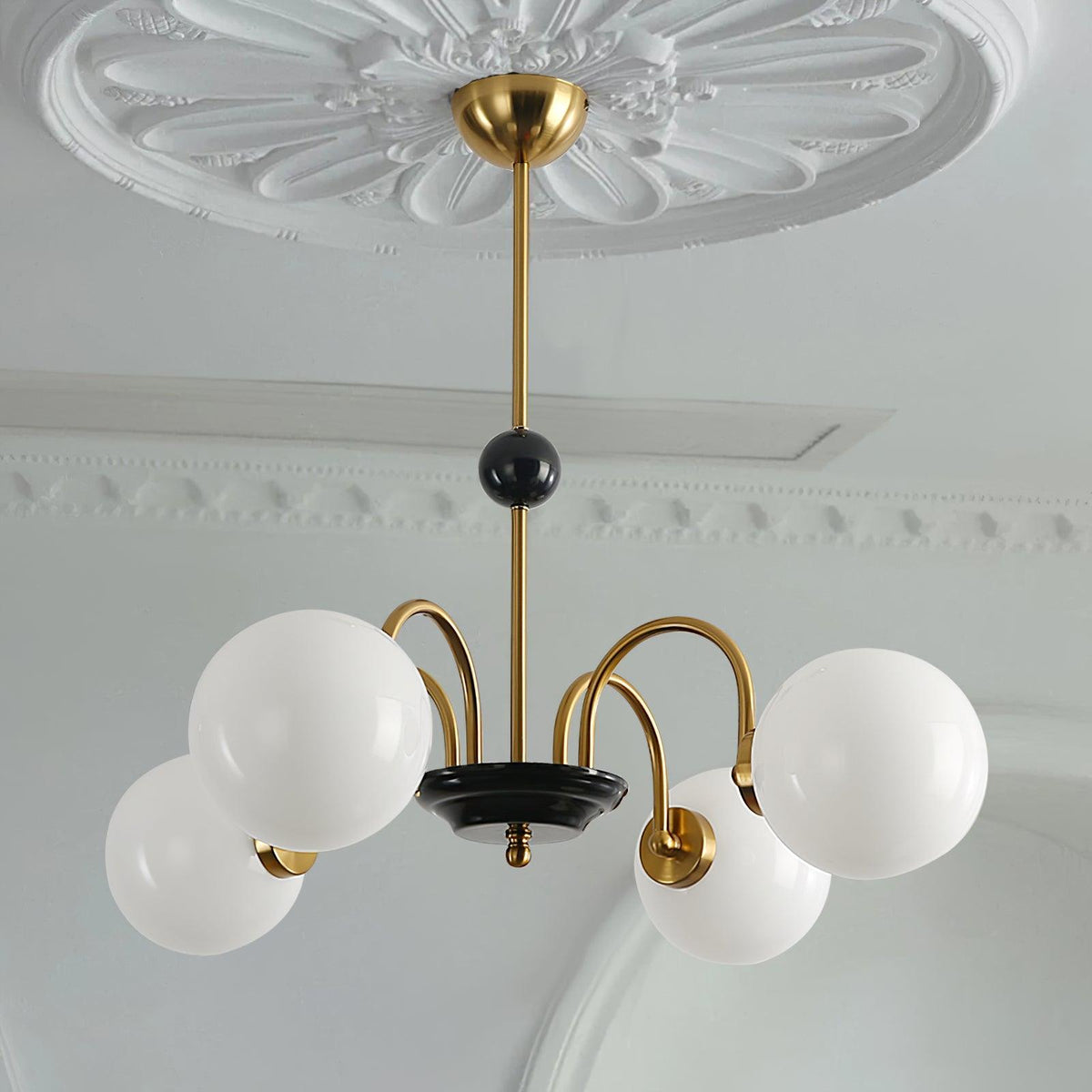 Candelabru cu brațe curbate și abajuri sferice, stil modern retro, pentru sufragerie