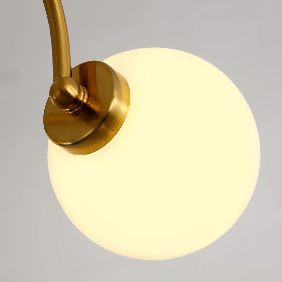 Candelabru cu brațe curbate și abajuri sferice, stil modern retro, pentru sufragerie