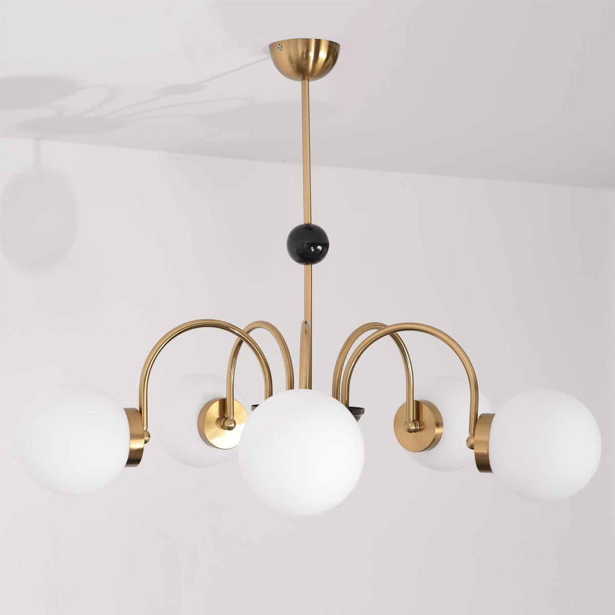 Candelabru cu brațe curbate și abajuri sferice, stil modern retro, pentru sufragerie