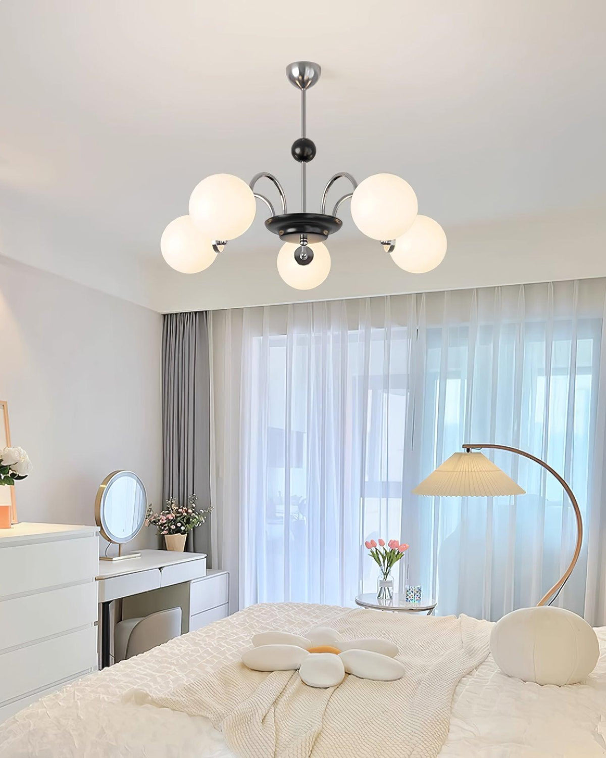 Candelabru cu brațe curbate și abajuri sferice, stil modern retro, pentru sufragerie