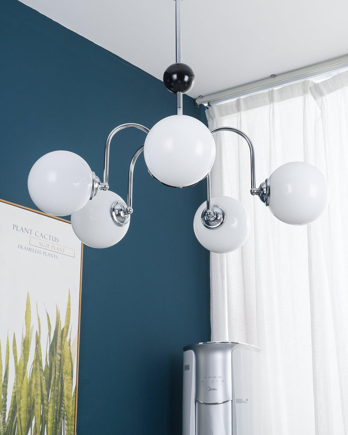 Candelabru cu brațe curbate și abajuri sferice, stil modern retro, pentru sufragerie