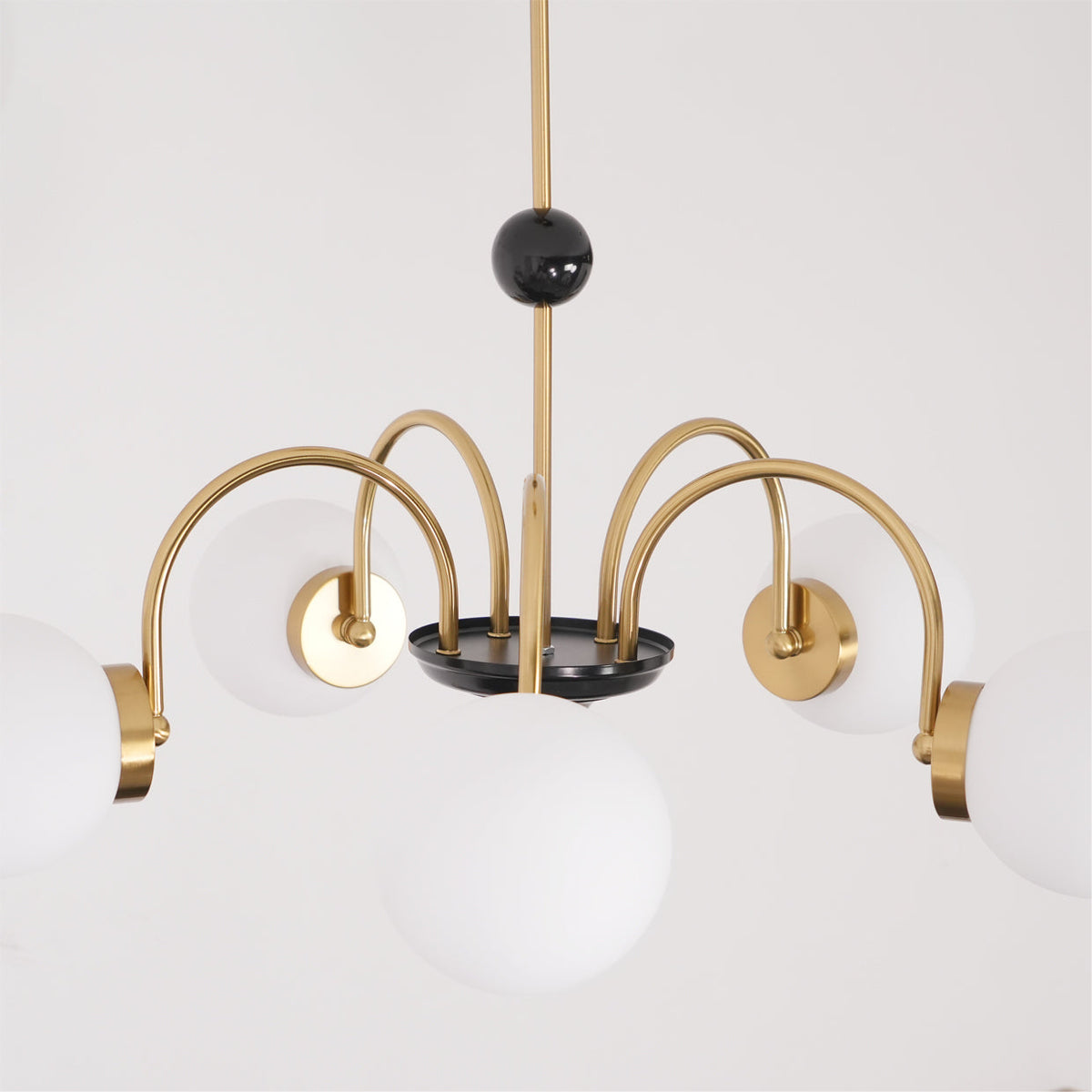 Candelabru cu brațe curbate și abajuri sferice, stil modern retro, pentru sufragerie