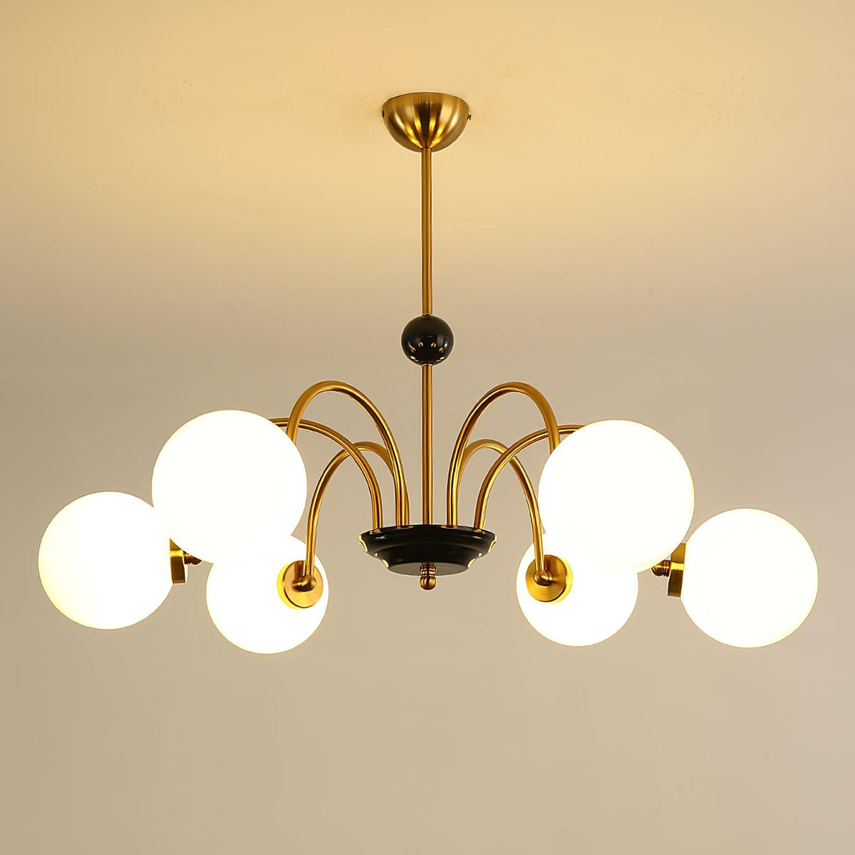 Candelabru cu brațe curbate și abajuri sferice, stil modern retro, pentru sufragerie