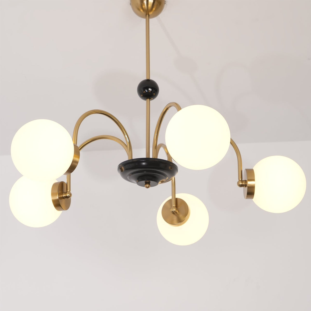 Candelabru cu brațe curbate și abajuri sferice, stil modern retro, pentru sufragerie