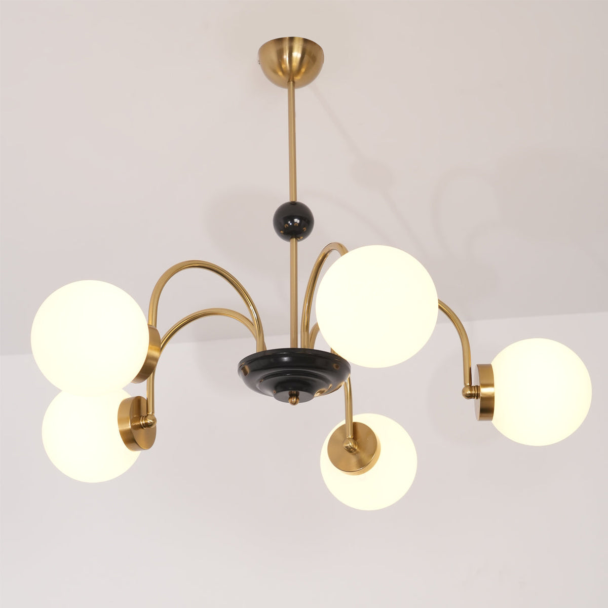 Candelabru cu brațe curbate și abajuri sferice, stil modern retro, pentru sufragerie