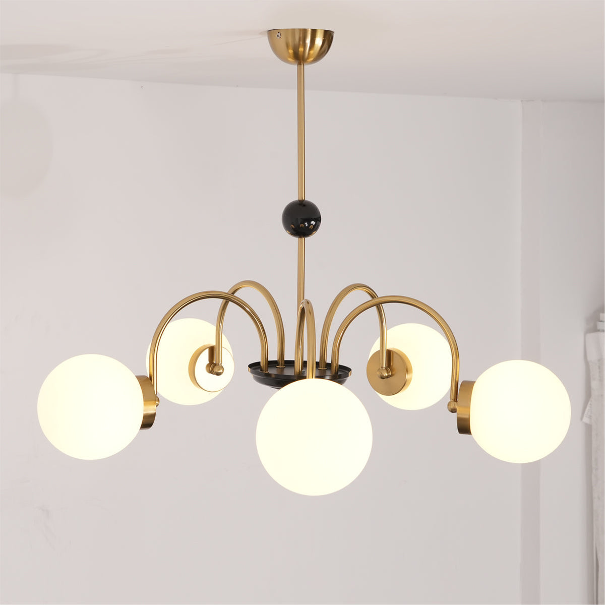 Candelabru cu brațe curbate și abajuri sferice, stil modern retro, pentru sufragerie