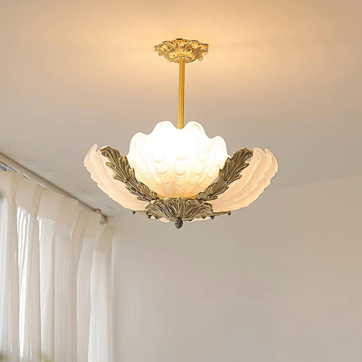 Lampă suspendată Murano roz cu bară din alamă în stil baroc