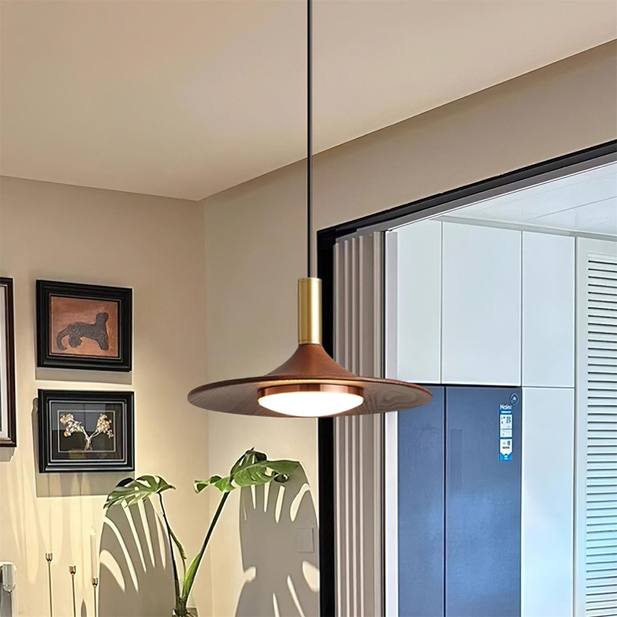 Kaelin lampă suspendată formă pălărie lemn stil midcentury