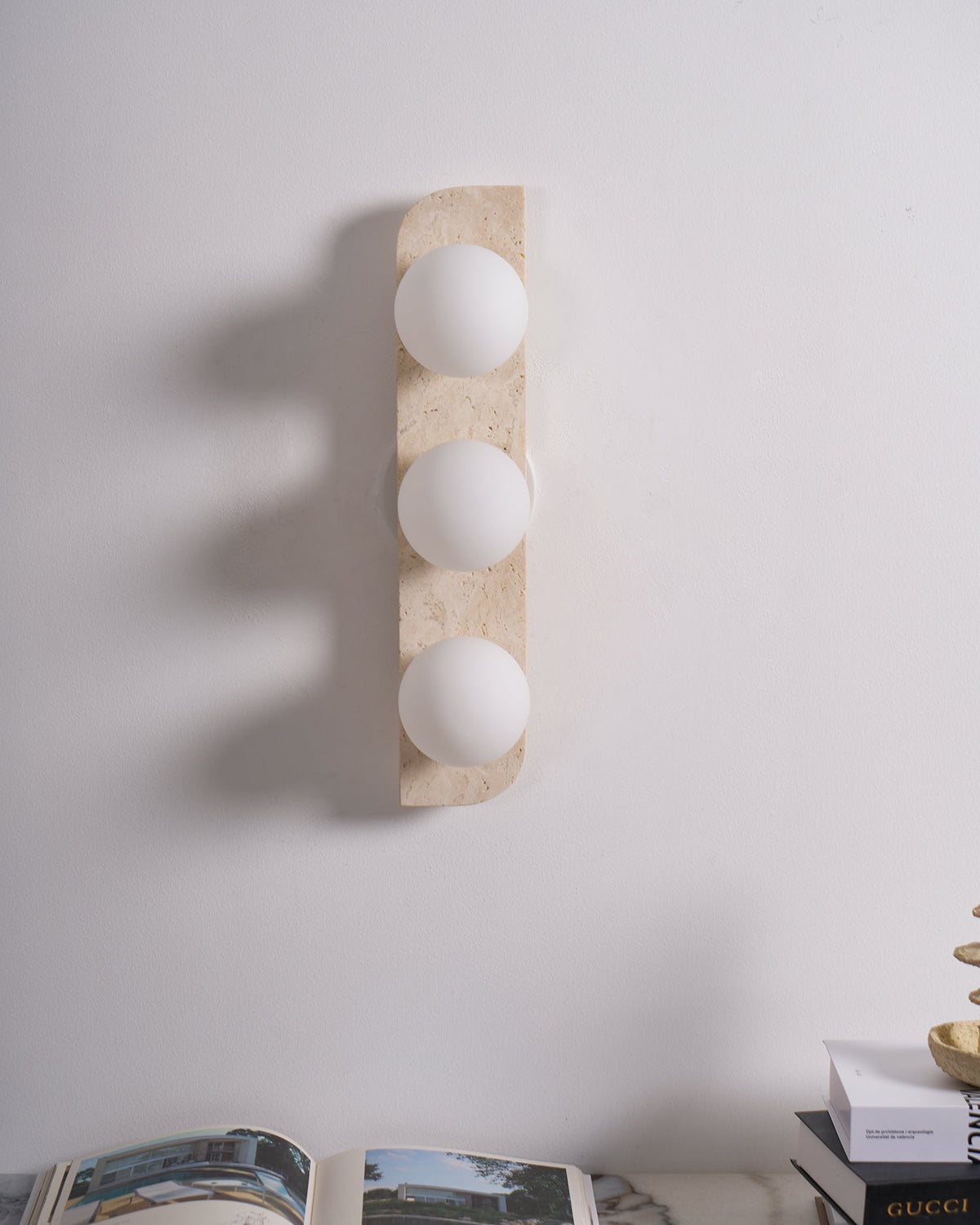 Serearia aplică de perete din travertin, minimalistă, cu ștecher