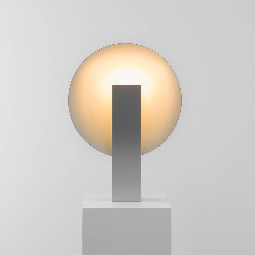 Cis lampă de masă minimalistă