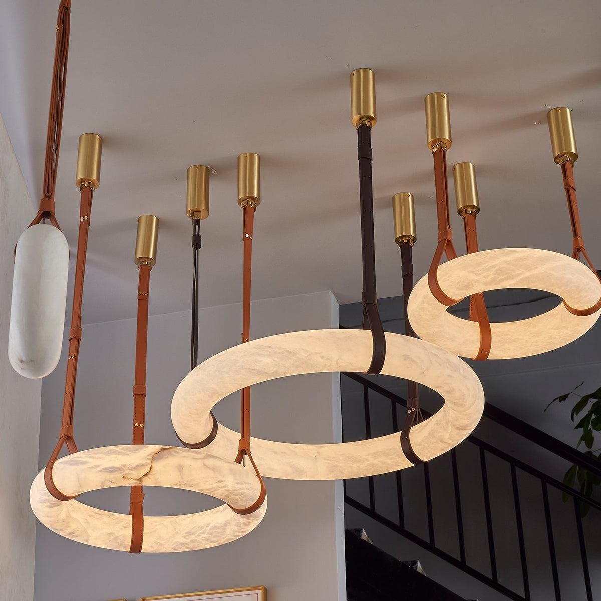 Tarys Candelabre alabastru Varianta cu Curea de Piele B