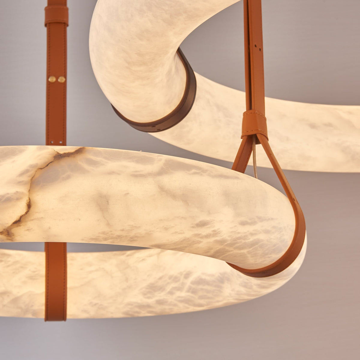 Tarys Candelabre alabastru Varianta cu Curea de Piele B