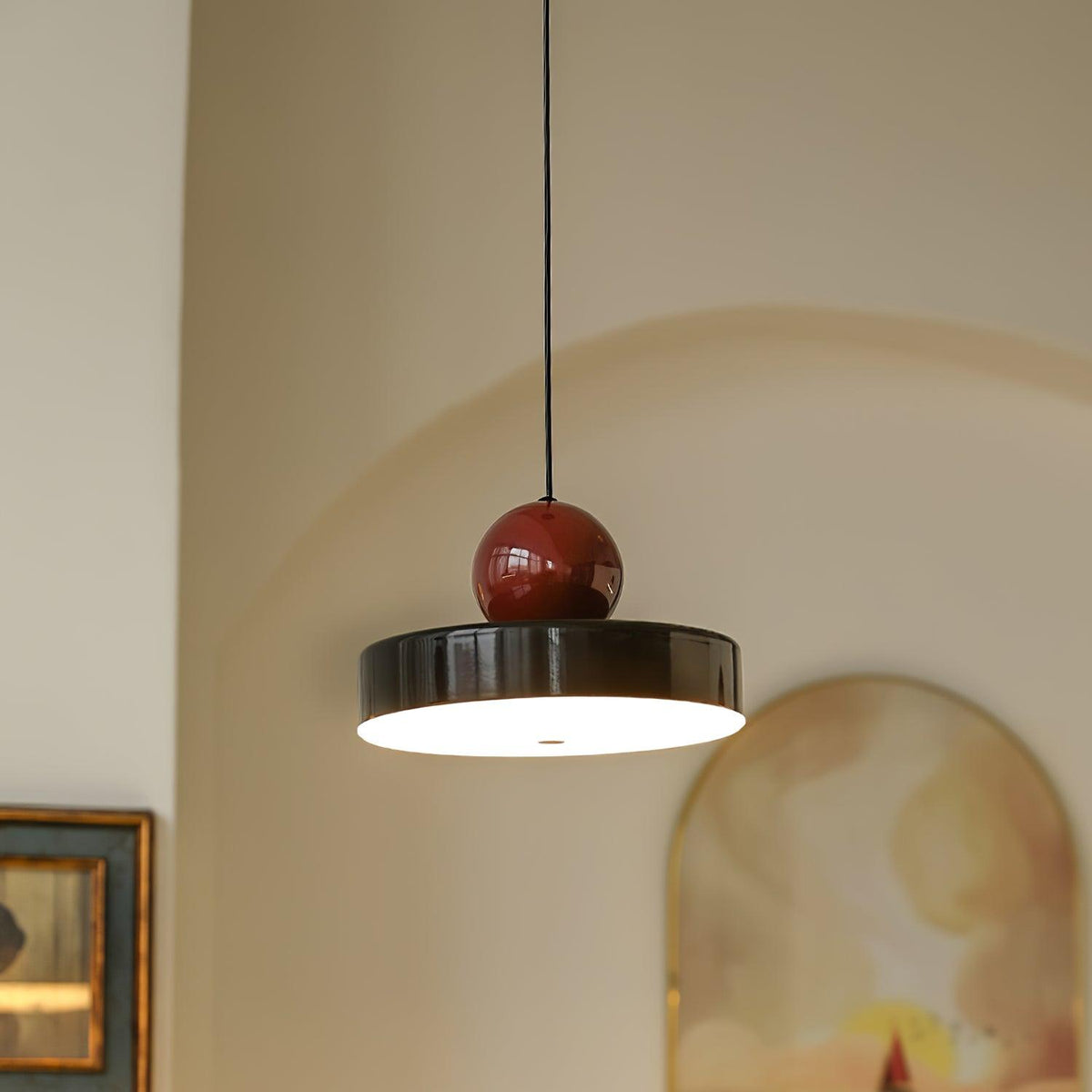 Lampă suspendată corp metal roșu abajur sferic modern retro accent