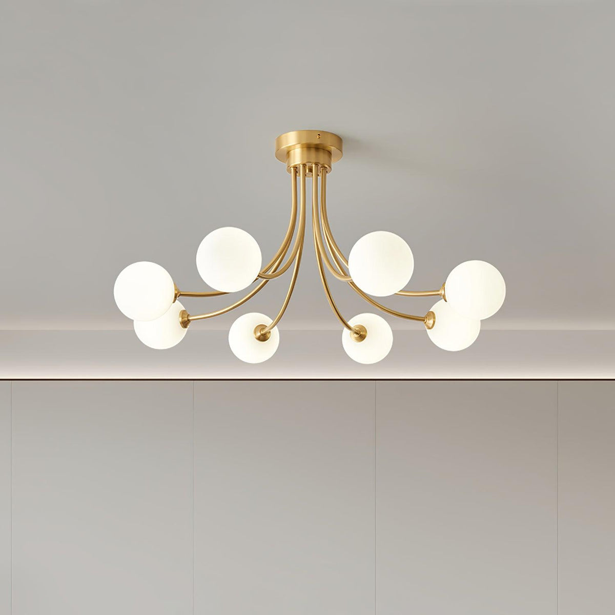 Plafonieră cu brațe ramificate din alamă, abajure sferice opalin, modern și elegant