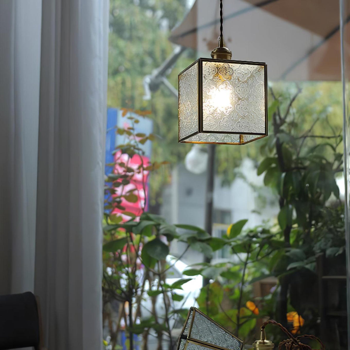 Arvane lampă suspendată din alamă și sticlă, elegantă