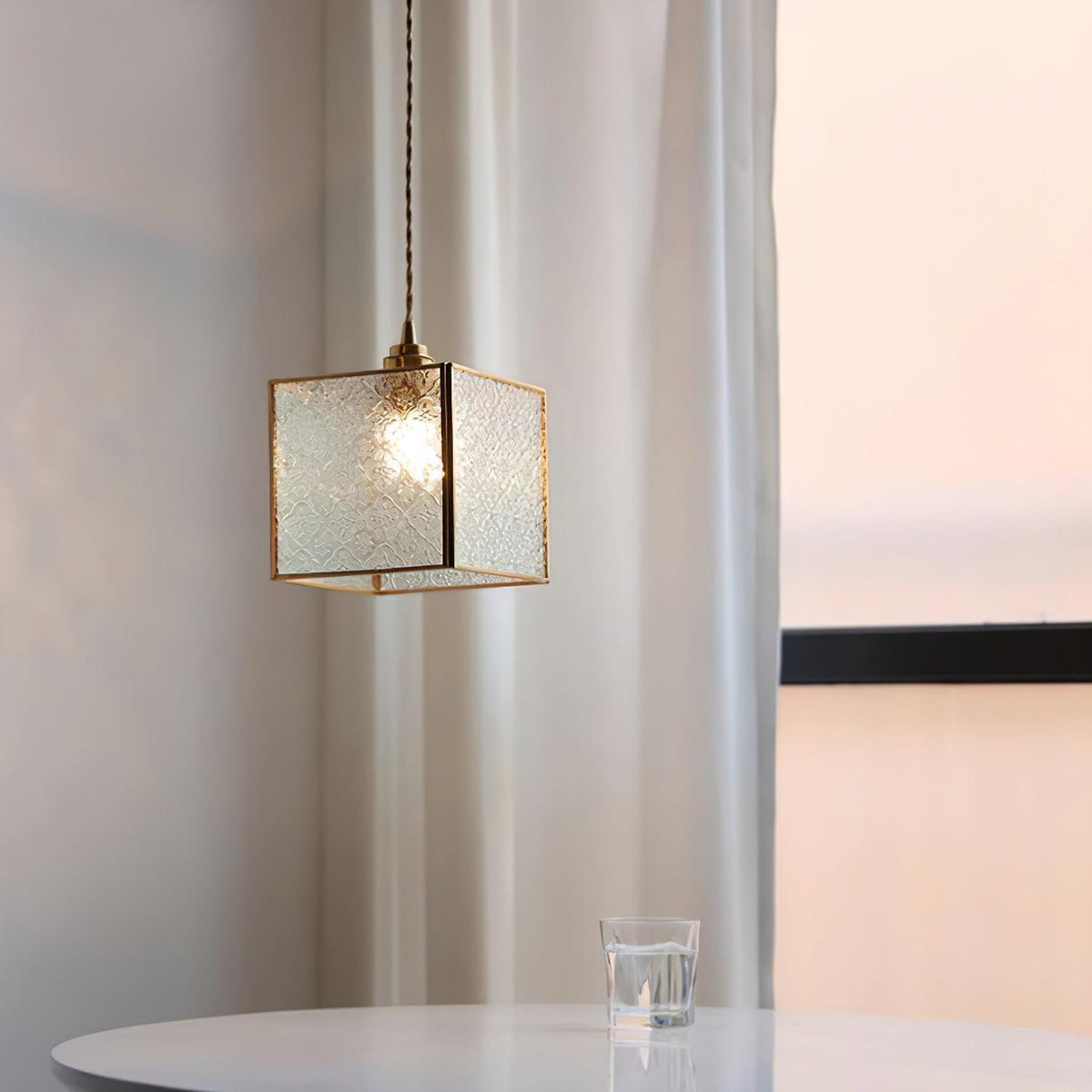 Arvane lampă suspendată din alamă și sticlă, elegantă
