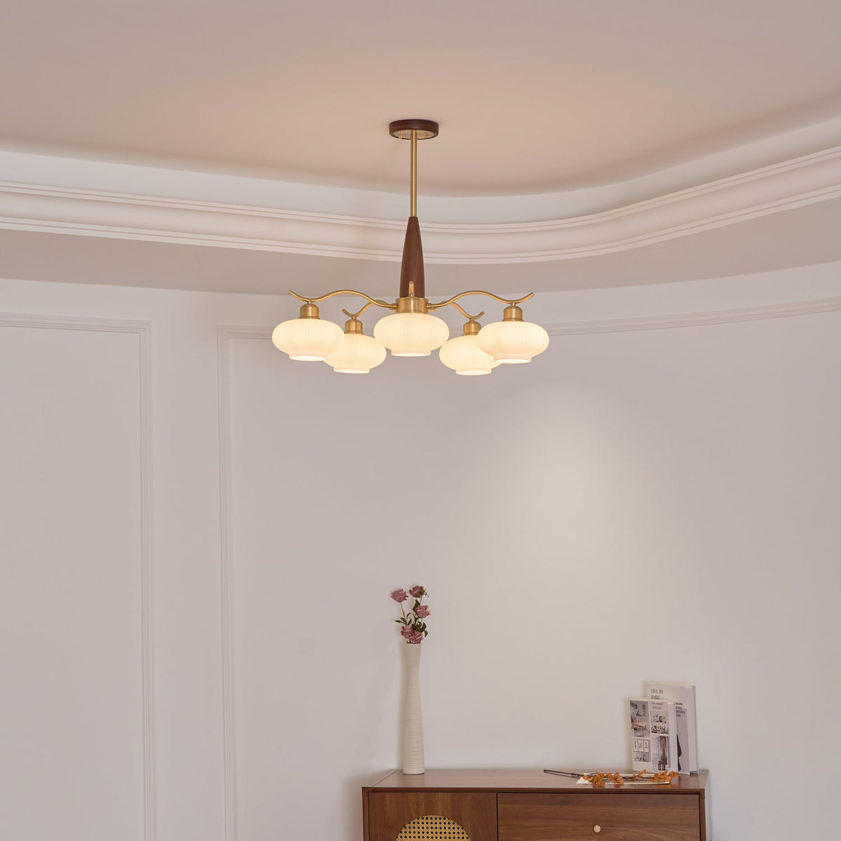 Cavien candelabru din alamă și lemn de nuc