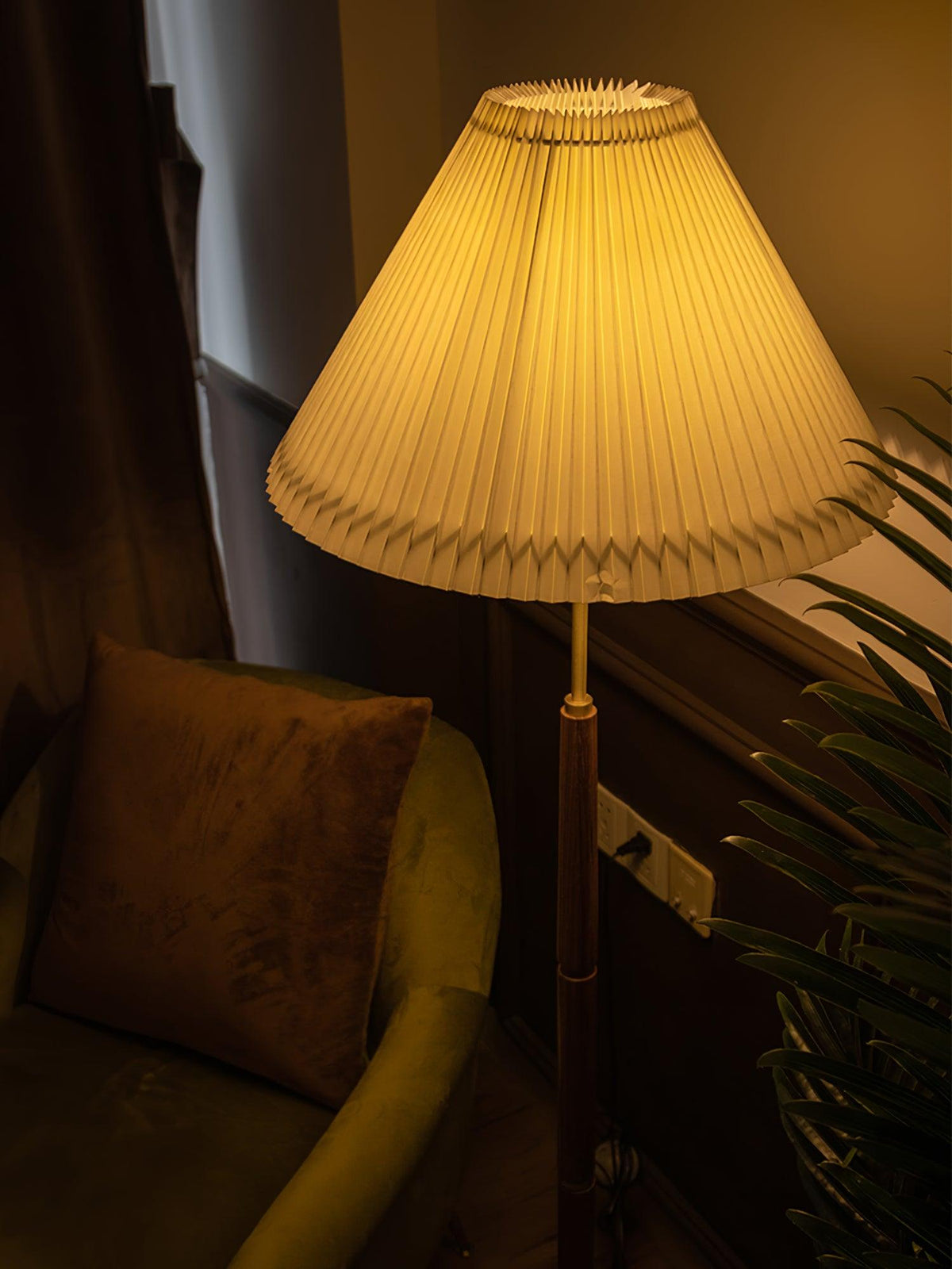 Syleina lampadar minimalist din lemn
