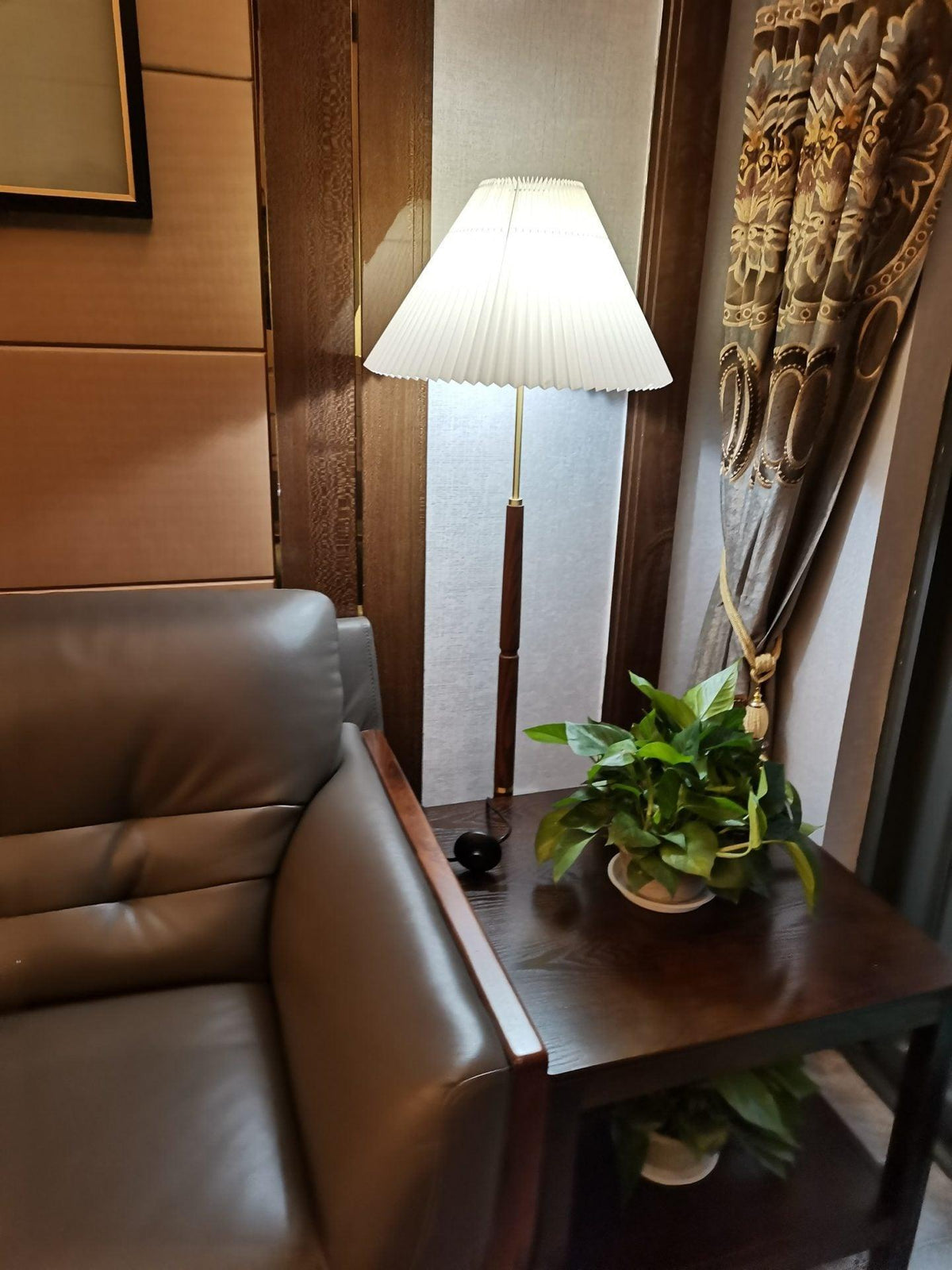 Syleina lampadar minimalist din lemn