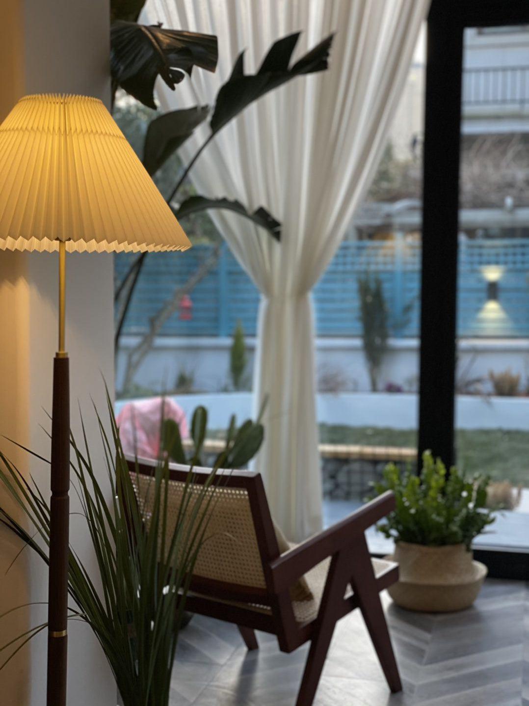 Syleina lampadar minimalist din lemn