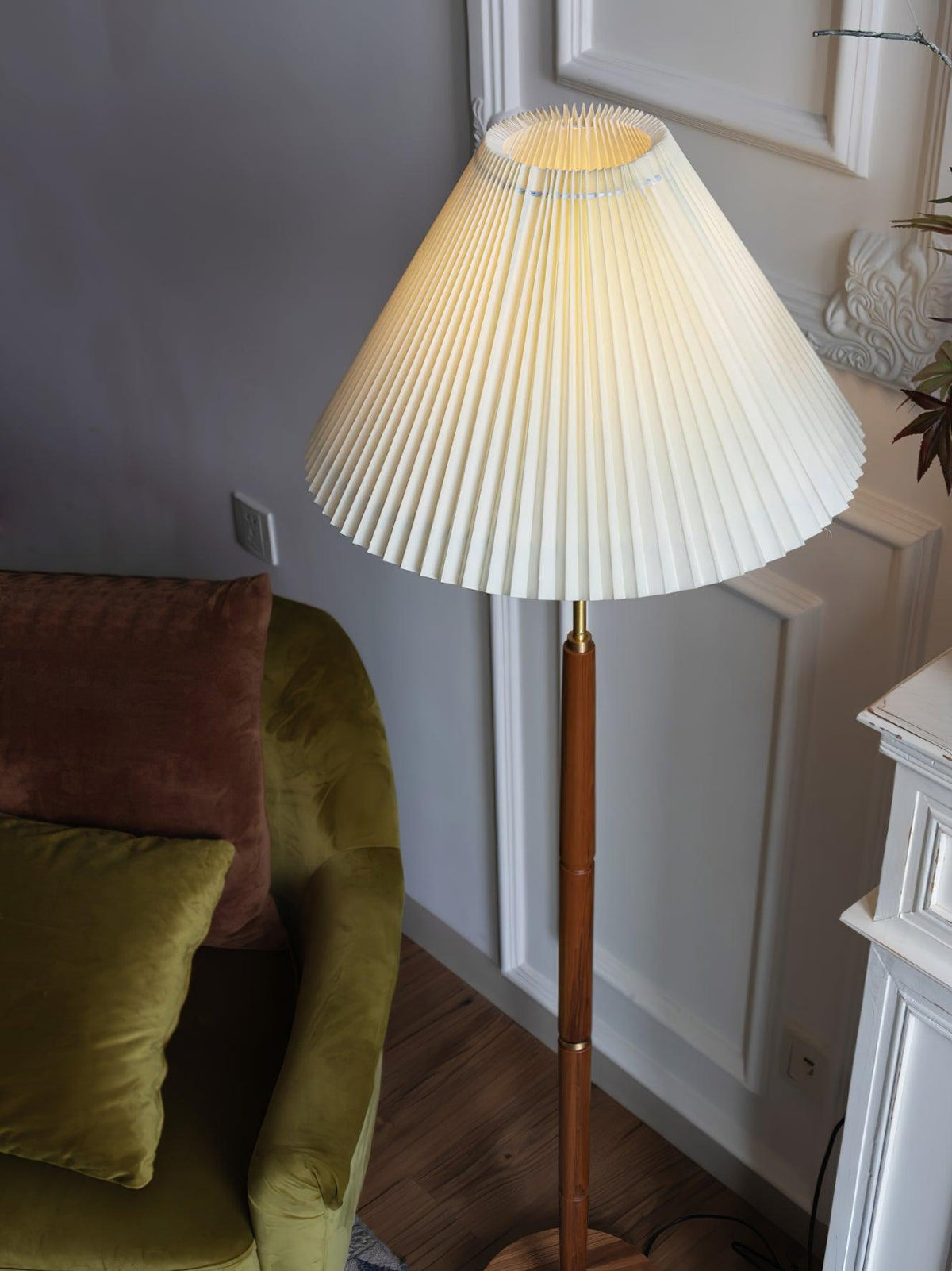 Syleina lampadar minimalist din lemn