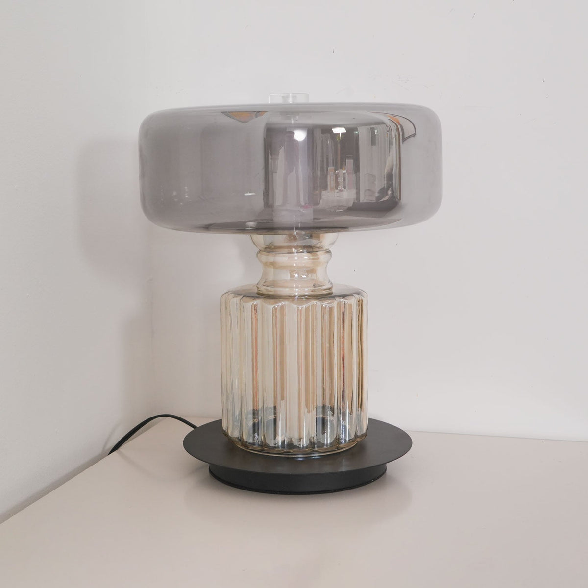 Svora lampă de masă modernă din sticlă