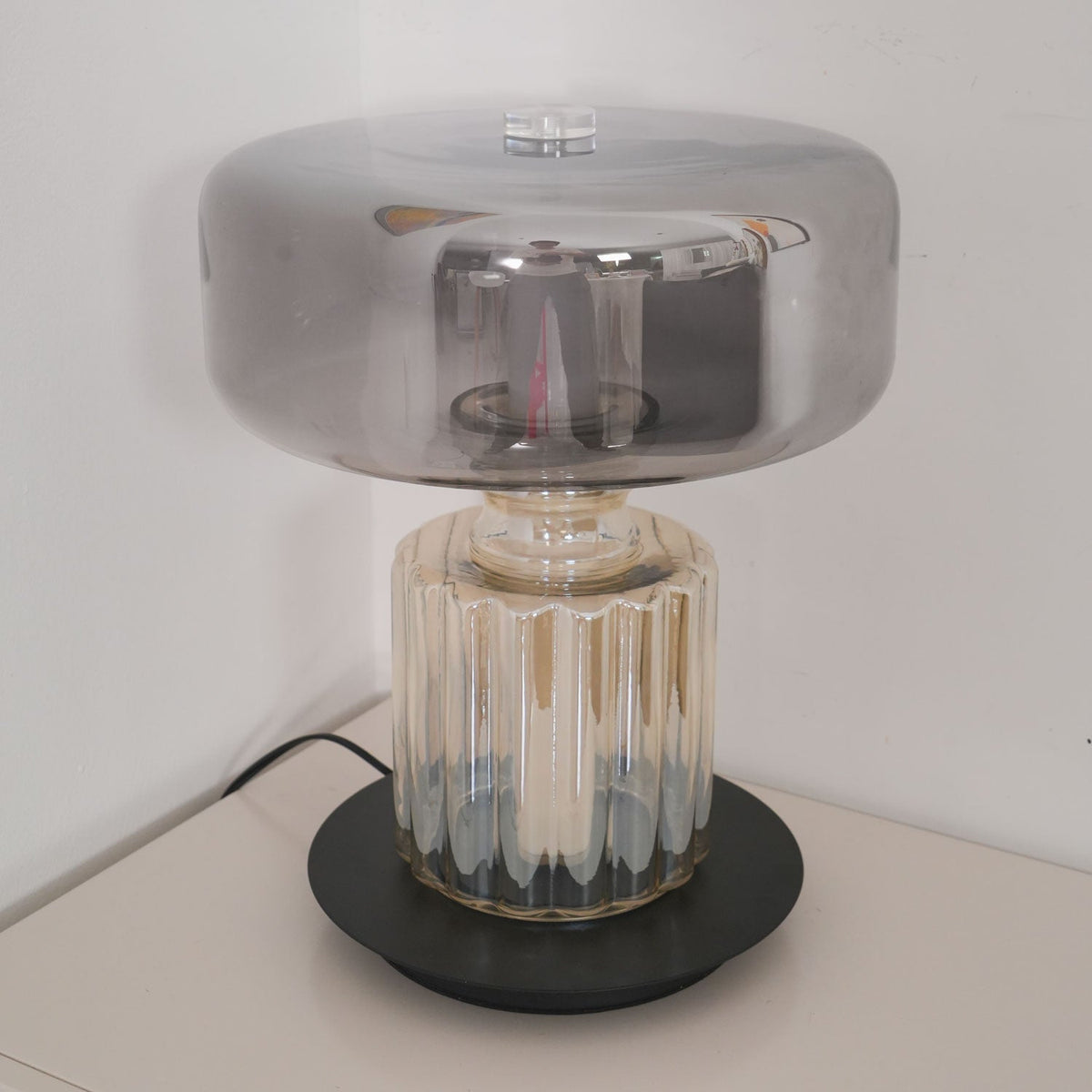 Svora lampă de masă modernă din sticlă