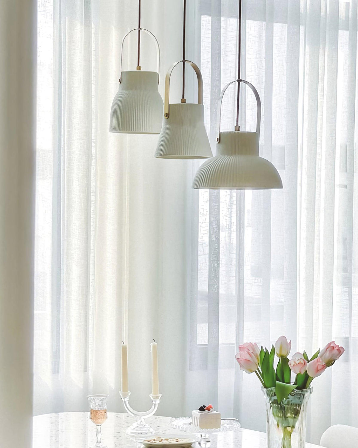 Lampă suspendată striat din ceramică albă cu maneră din alamă