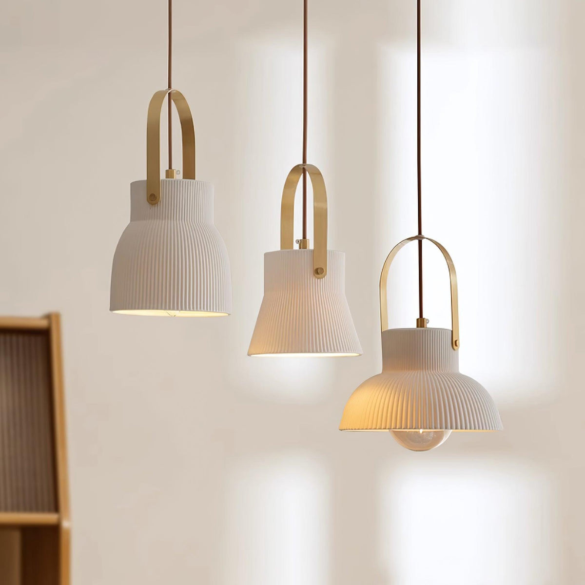 Lampă suspendată striat din ceramică albă cu maneră din alamă