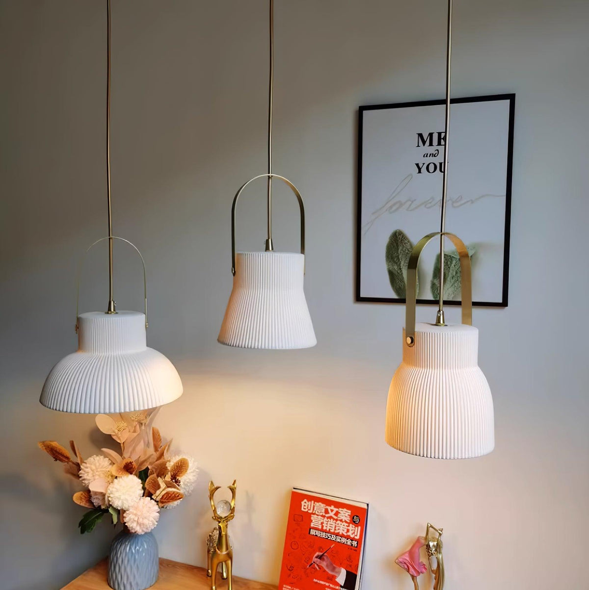 Lampă suspendată striat din ceramică albă cu maneră din alamă