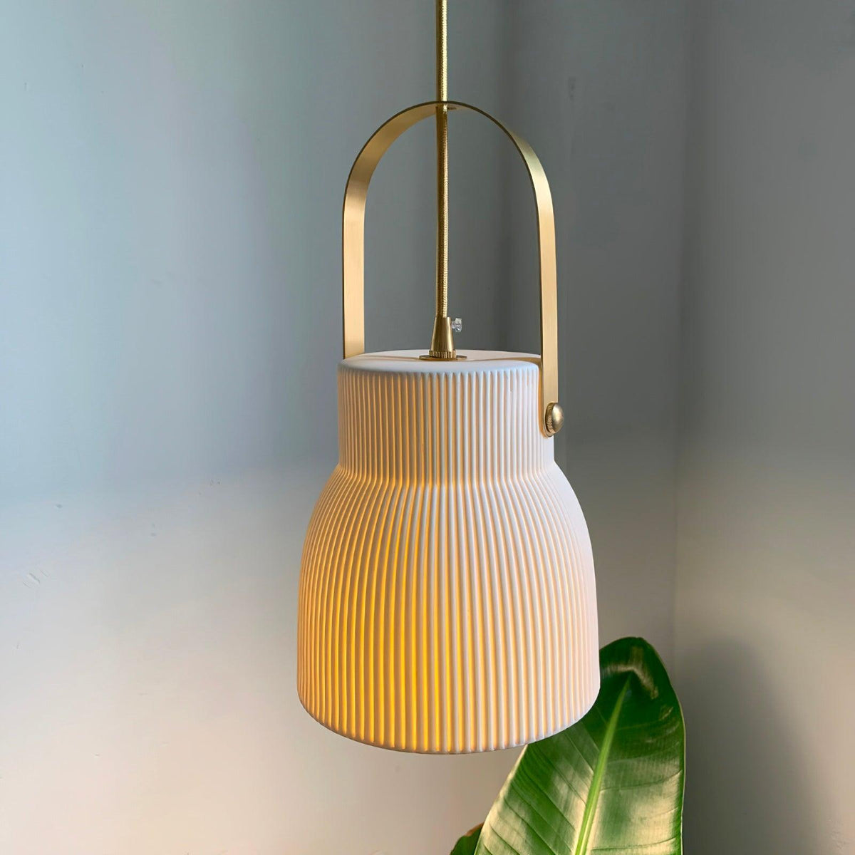 Lampă suspendată striat din ceramică albă cu maneră din alamă