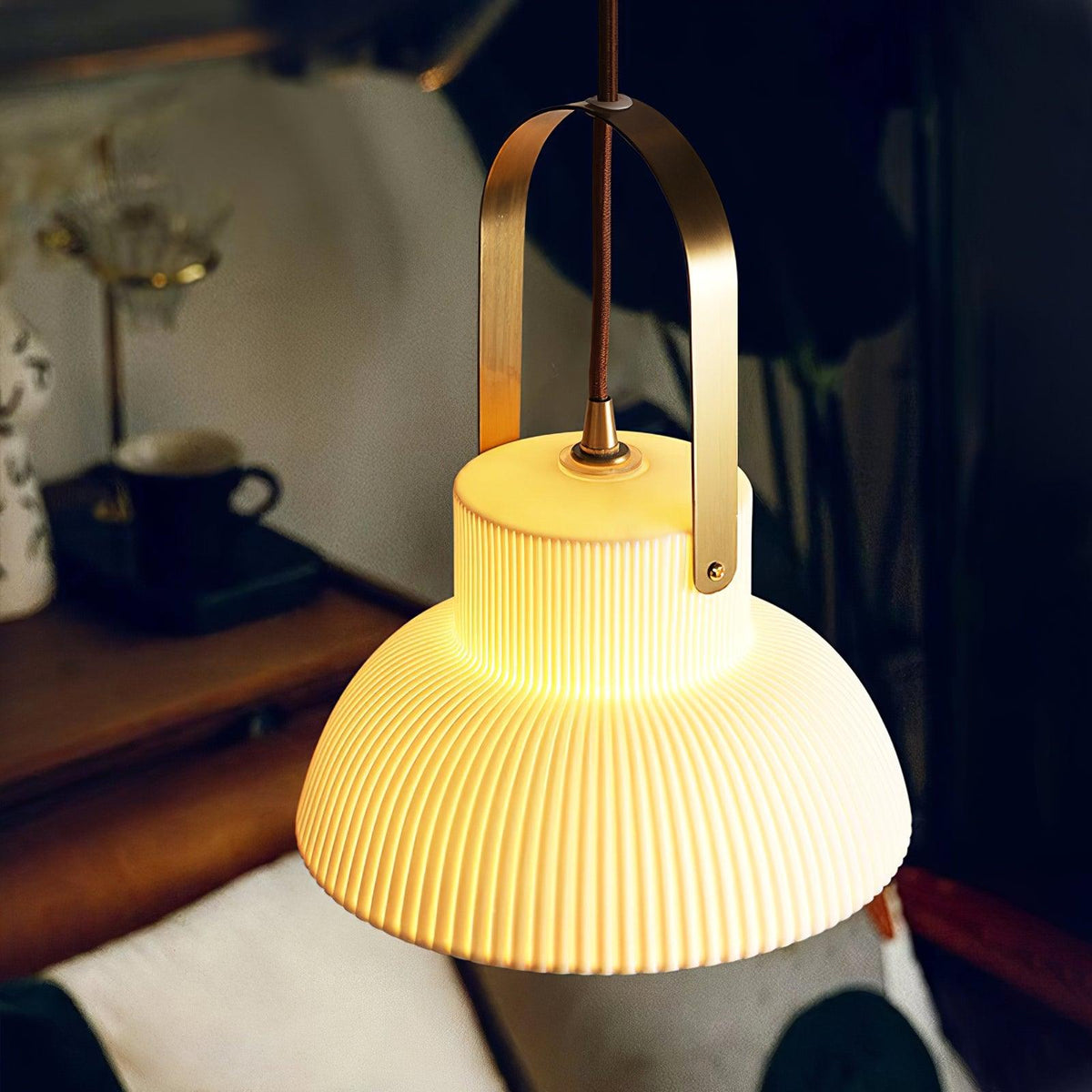 Lampă suspendată striat din ceramică albă cu maneră din alamă