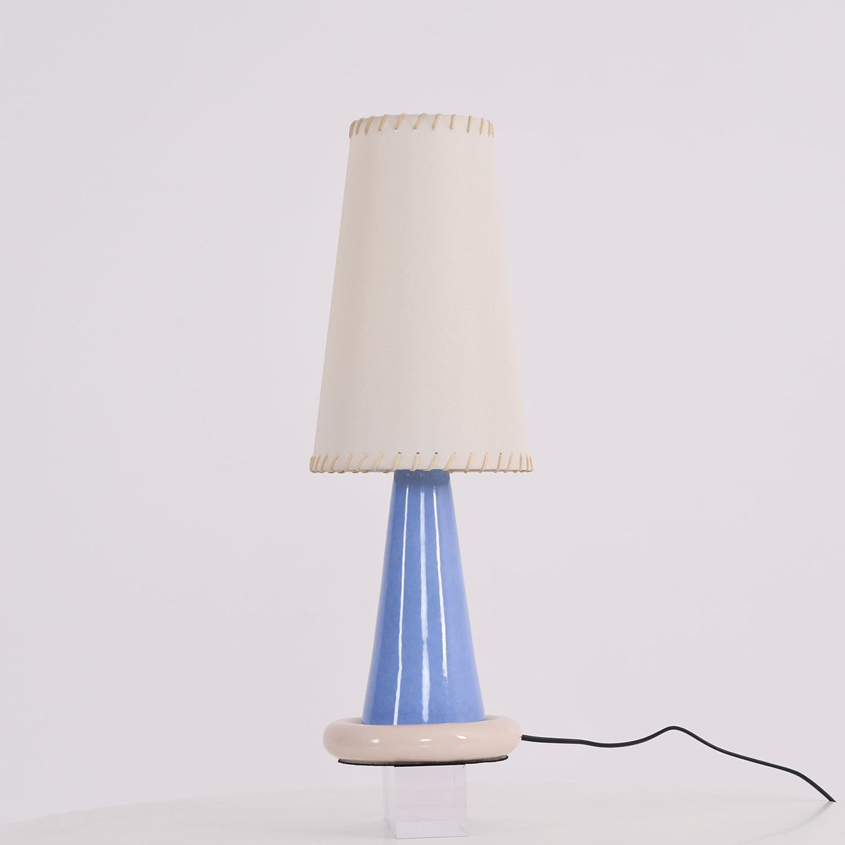 Teriiraya lampă de masă