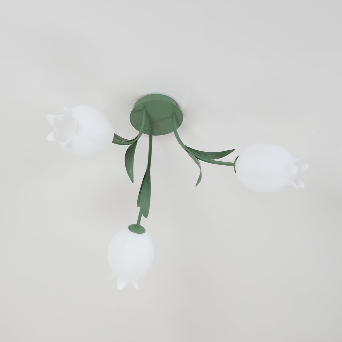 Plafonieră Ivory cu bază verde în formă de floare, în culoare albă
