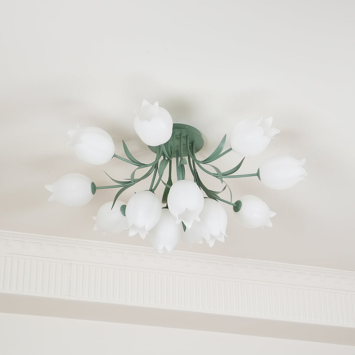 Plafonieră Ivory cu bază verde în formă de floare, în culoare albă