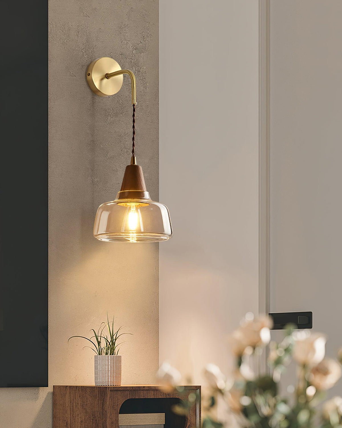 Aplică de perete cu abajur din sticlă ambră, corp conic din lemn de nuc, lumină difuză modern