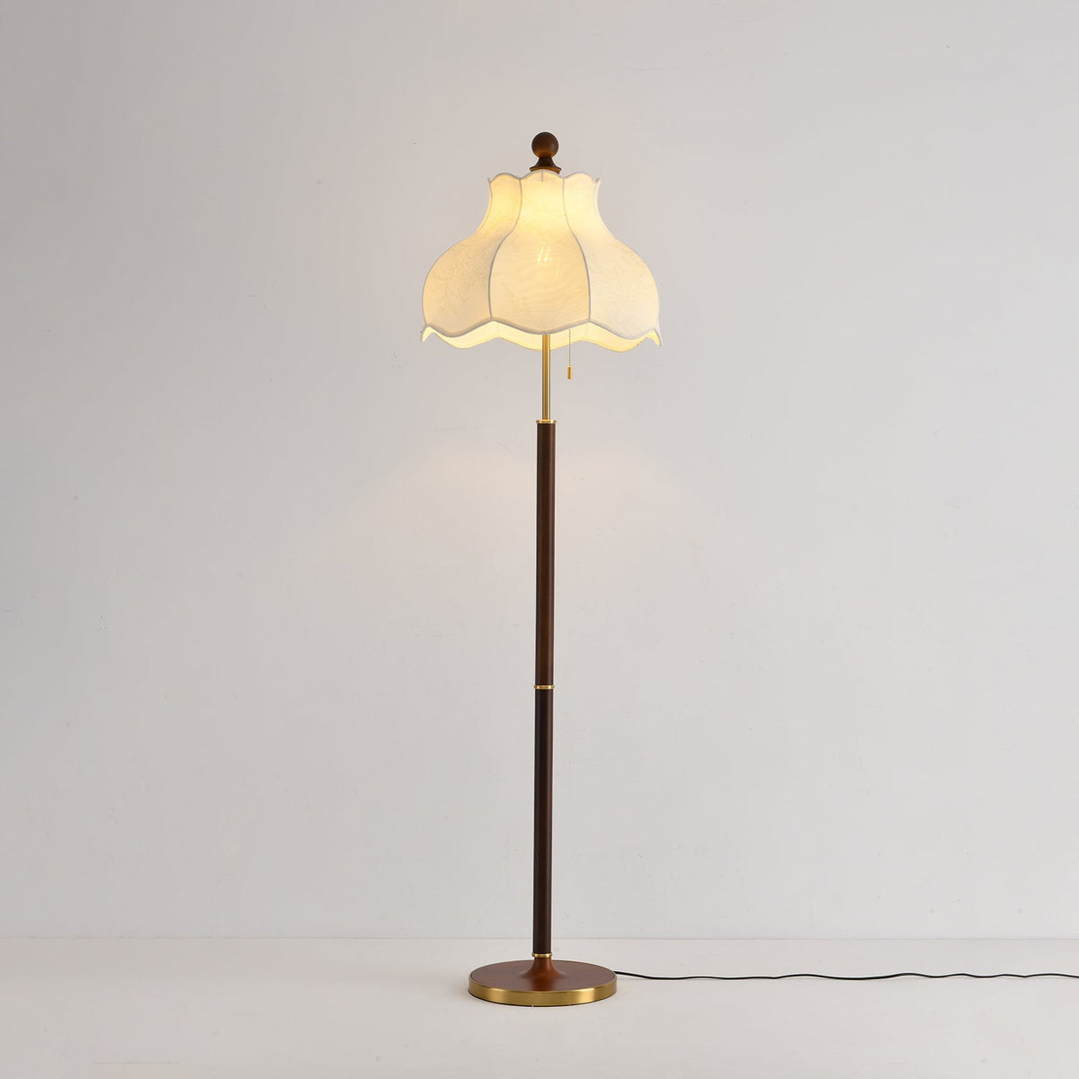 Tulfa lampadar vintage din lemn