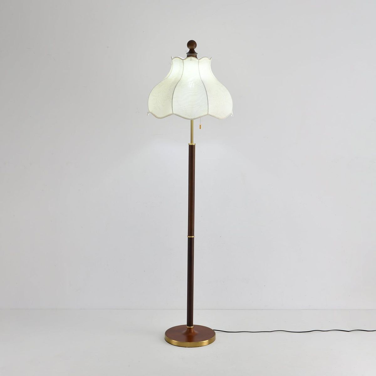 Tulfa lampadar vintage din lemn