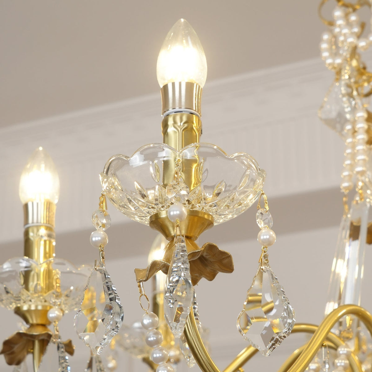 Candelabru corp din alamă cu picături de cristal perlé, eleganță vintage