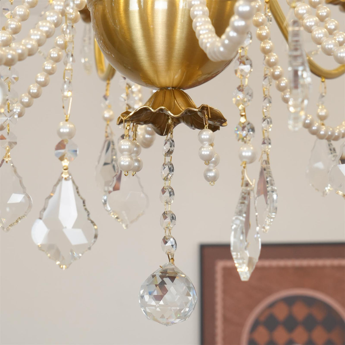 Candelabru corp din alamă cu picături de cristal perlé, eleganță vintage
