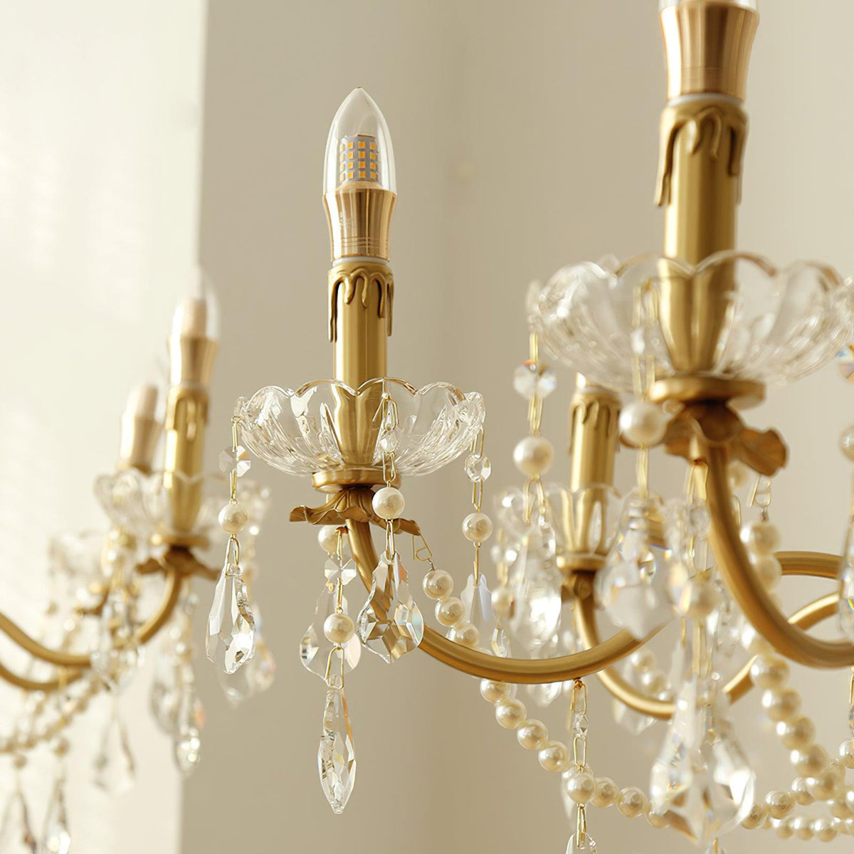 Candelabru corp din alamă cu picături de cristal perlé, eleganță vintage