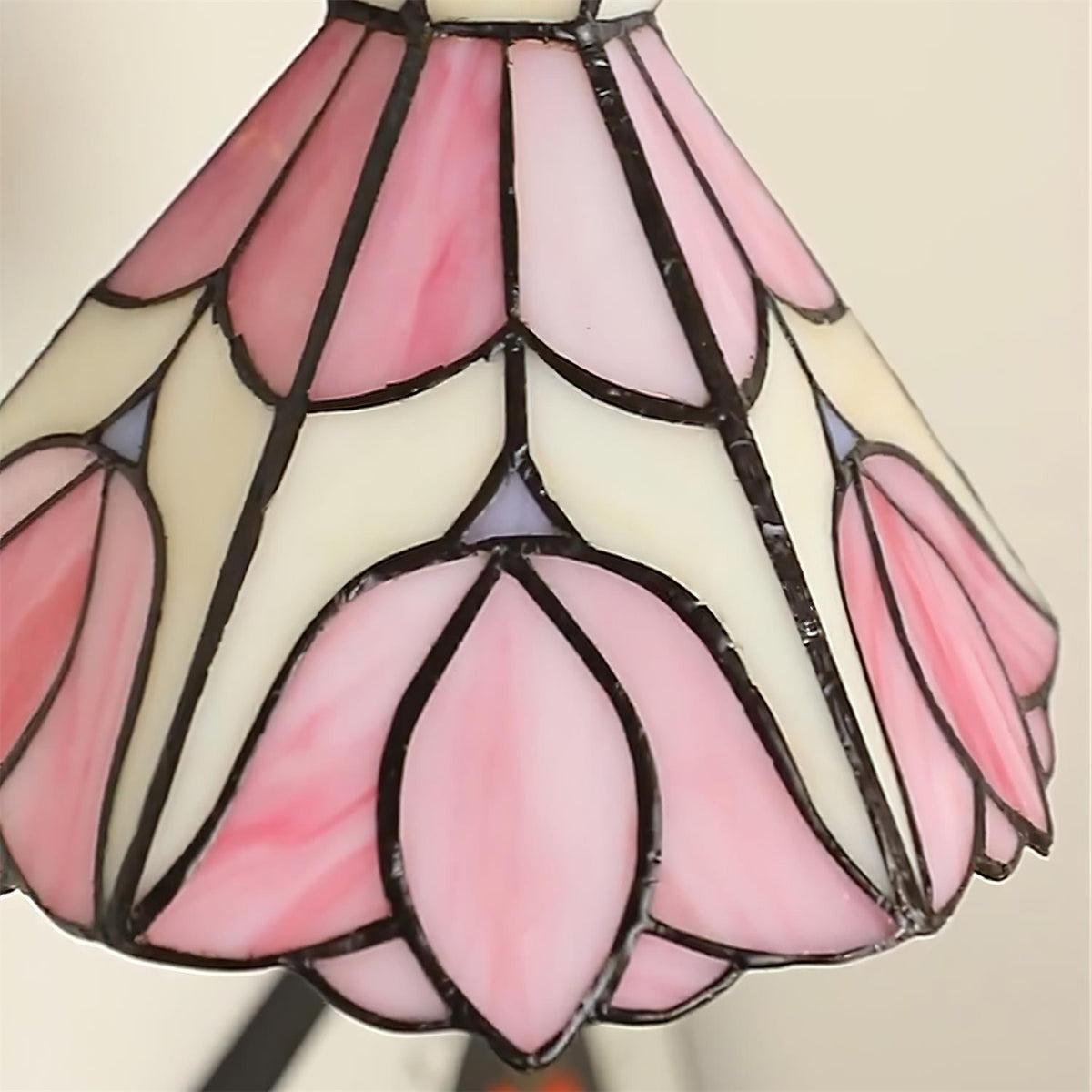 Aplică de perete corp din lemn abajur din sticlă Tiffany model floral roz artă vintage