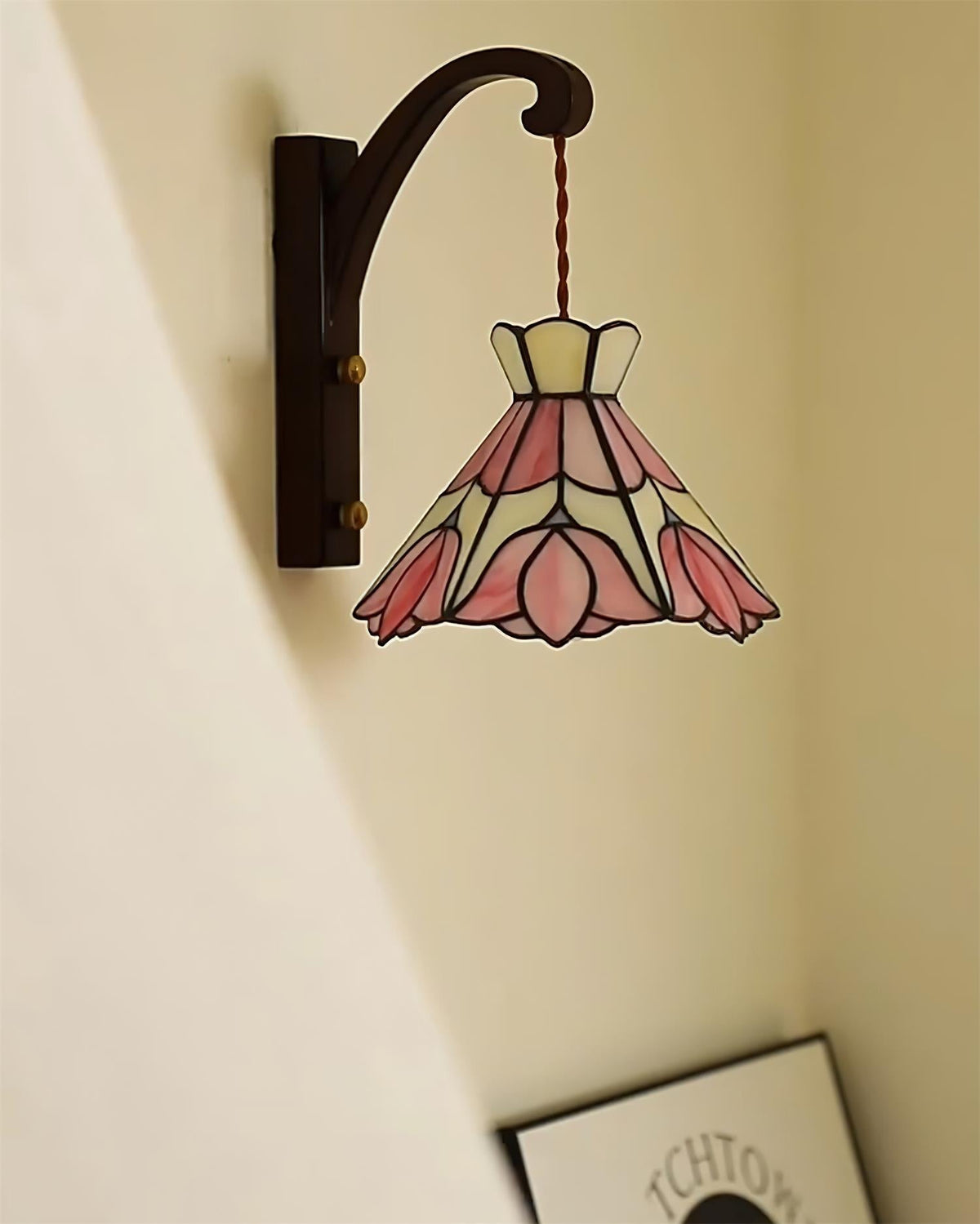 Aplică de perete corp din lemn abajur din sticlă Tiffany model floral roz artă vintage
